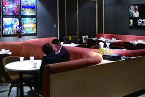 成都春熙路餐廳正在進(jìn)行商場拆除前的勘察工作20191011